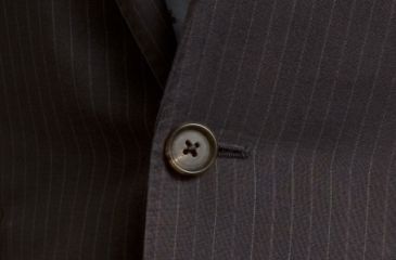 スーツの着こなし 着席時 上着ボタンは外すべき 結婚式スーツ パーティースーツのコーディネート